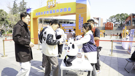 远看趣味运动会 成都大学这场反诈游园会寓教于乐，排起了长队