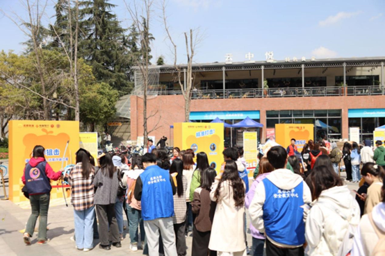 远看趣味运动会 成都大学这场反诈游园会寓教于乐，排起了长队