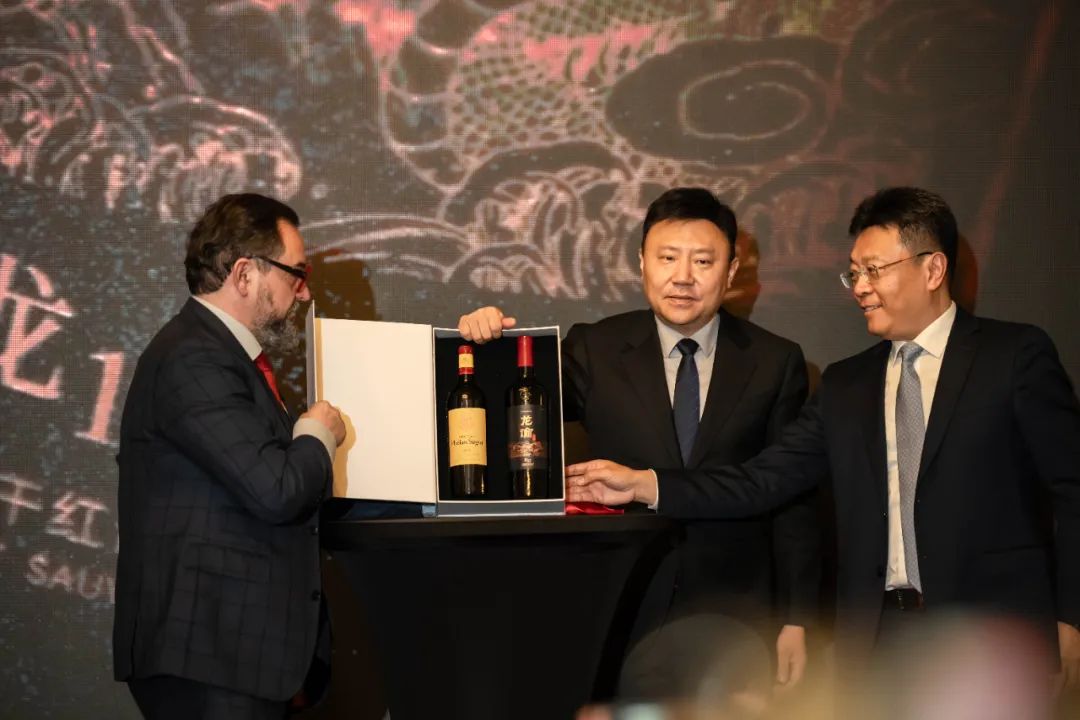 龙谕亮相纪念中法建交60周年红酒礼盒