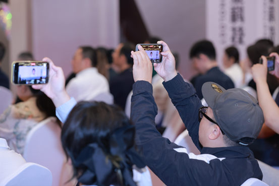 奥瑞金：携手鸟巢 共塑体育产业新未来 接入AI引擎 全球首发“可交互式智能包装”