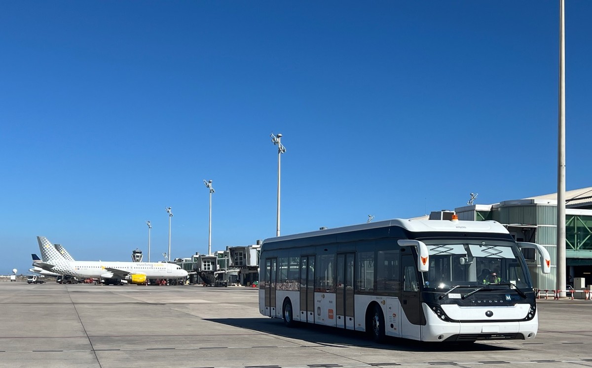 国产机场摆渡车：从跟跑并跑到实现全球领先