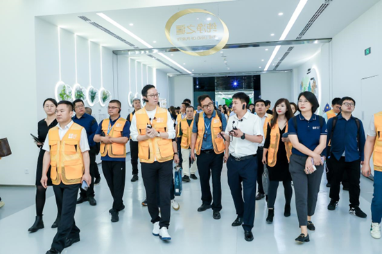 打卡“数智伊利”成热潮！媒体大咖企业家纷纷探秘健康谷