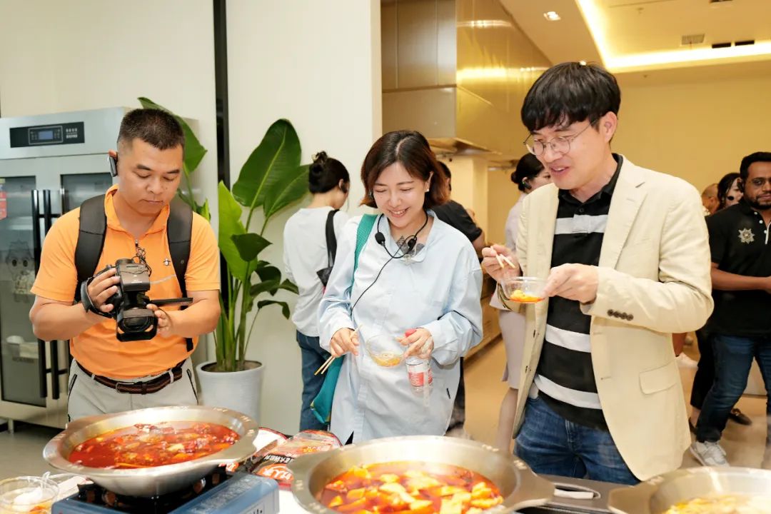 国际媒体汇聚天味食品，探寻美味生活“智”造密码