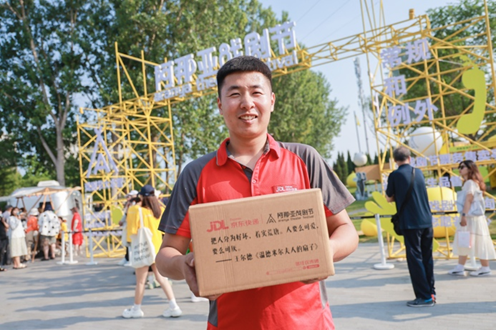 京东快递在阿那亚戏剧节“红”出圈！
