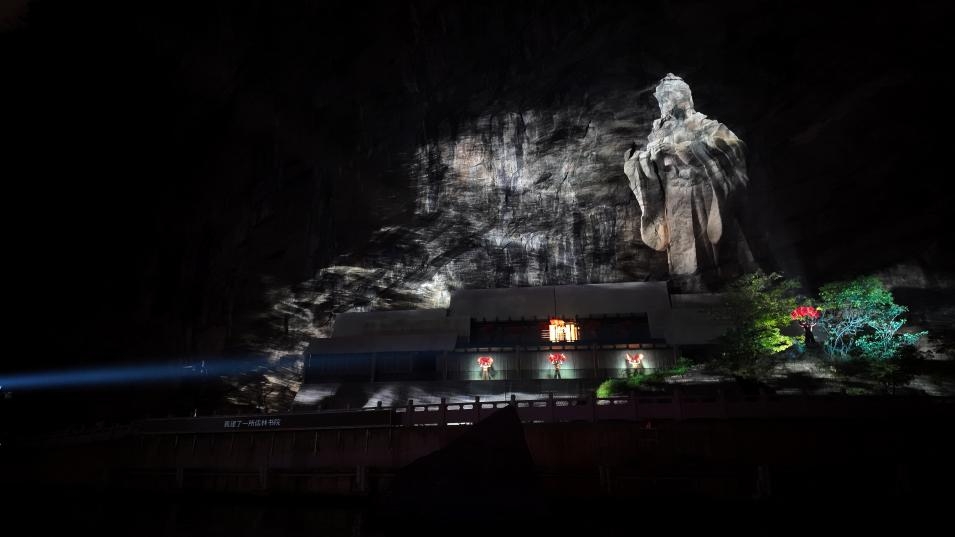 水上苗乡数字夜游，光峰科技以崖壁为幕打造光影世界