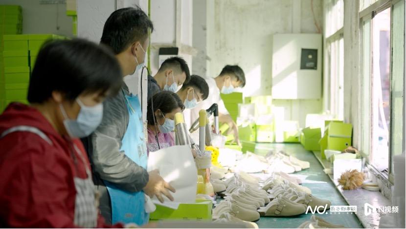 这双丑鞋子热销拼多多，“新质供给“助力产业工人月入过万