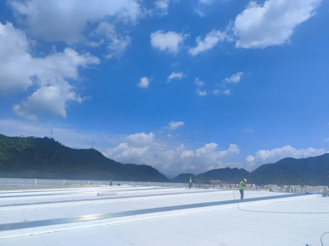 以匠心铸就品质，东方雨虹助力爱玛新能源项目建设获赞誉