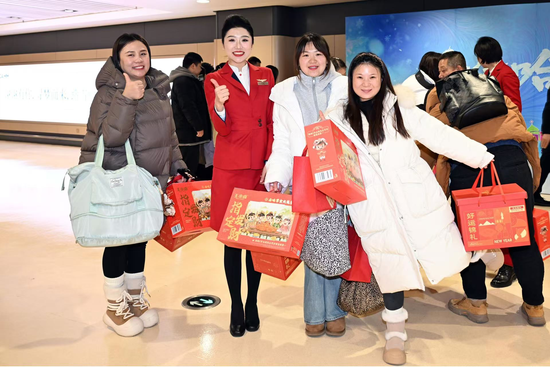 哈尔滨启动感恩游客行动：迎新年首趟航班  送红肠鸡架东北特色年货和保暖三件套