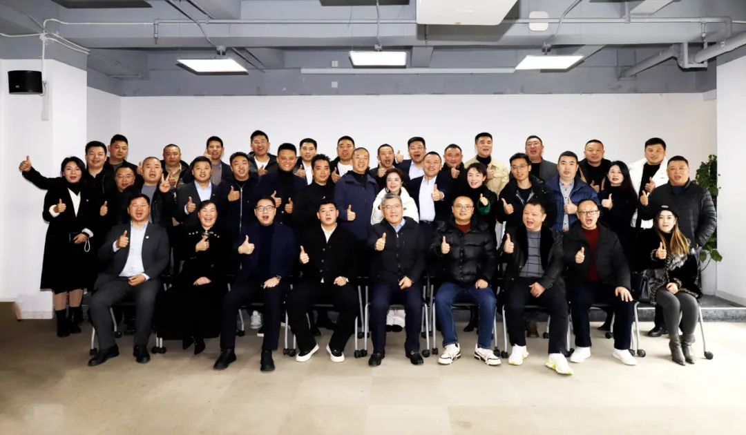 东方雨虹董事长李卫国在四川出席合伙人座谈会