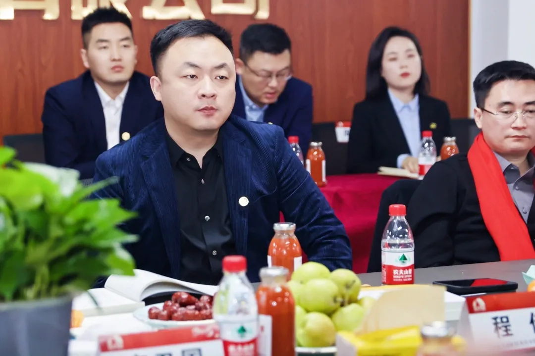 东方雨虹董事长李卫国在新疆出席合伙人座谈会