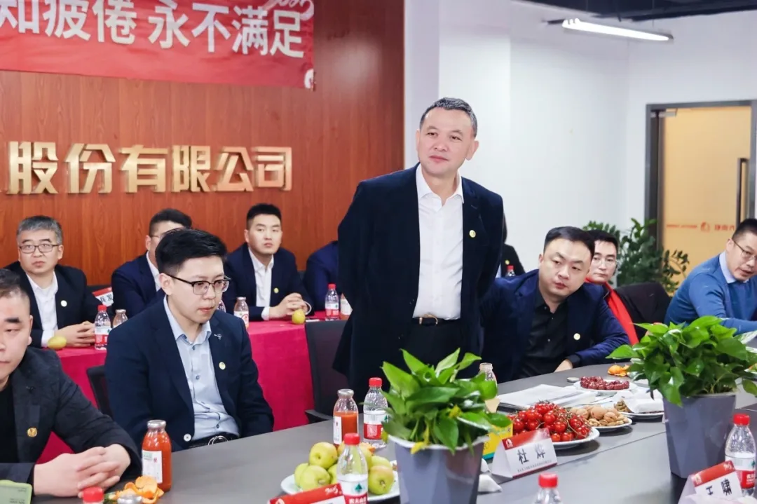 东方雨虹董事长李卫国在新疆出席合伙人座谈会