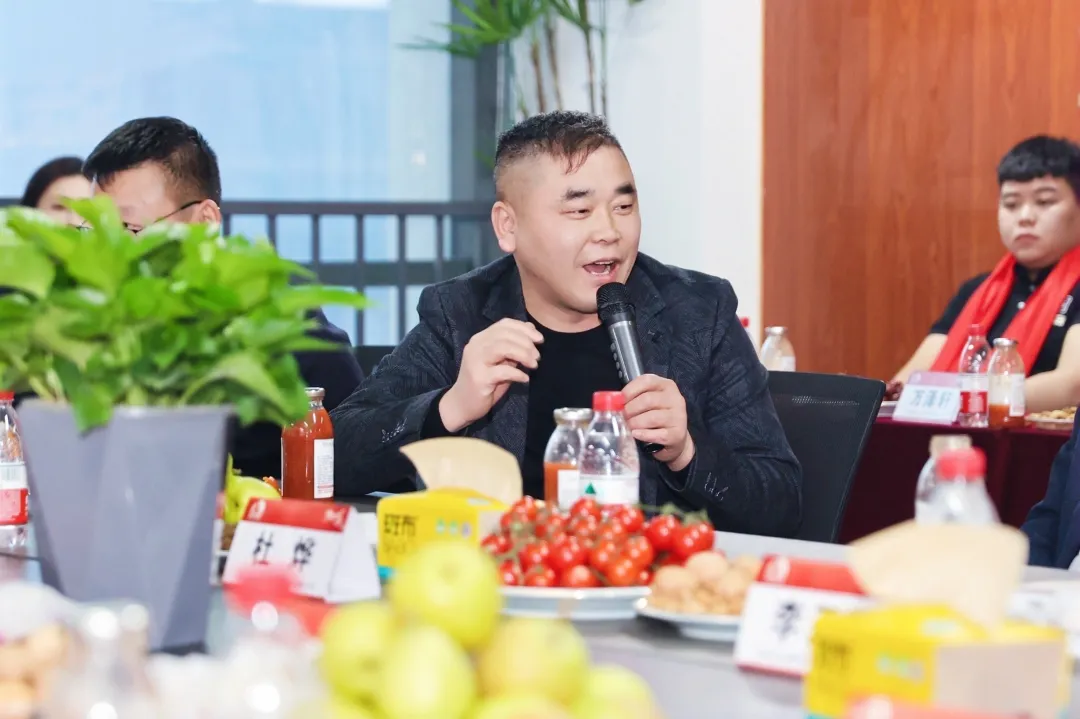 东方雨虹董事长李卫国在新疆出席合伙人座谈会