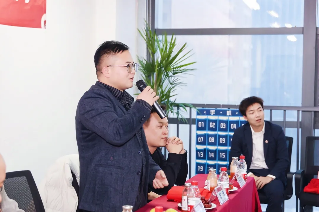 东方雨虹董事长李卫国在新疆出席合伙人座谈会
