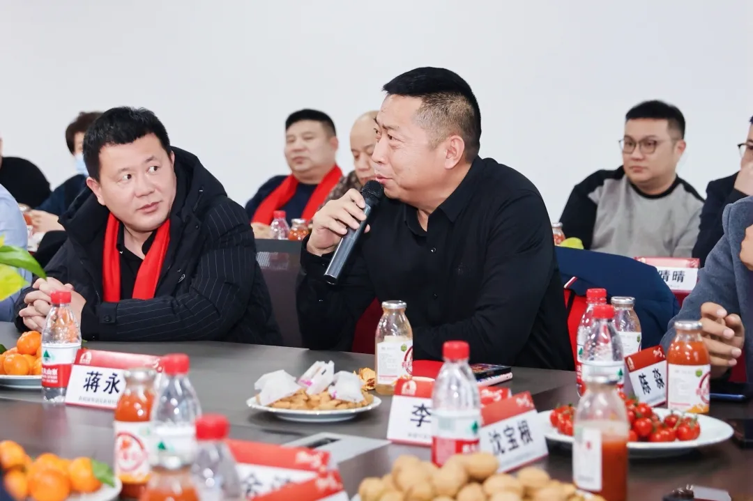 东方雨虹董事长李卫国在新疆出席合伙人座谈会