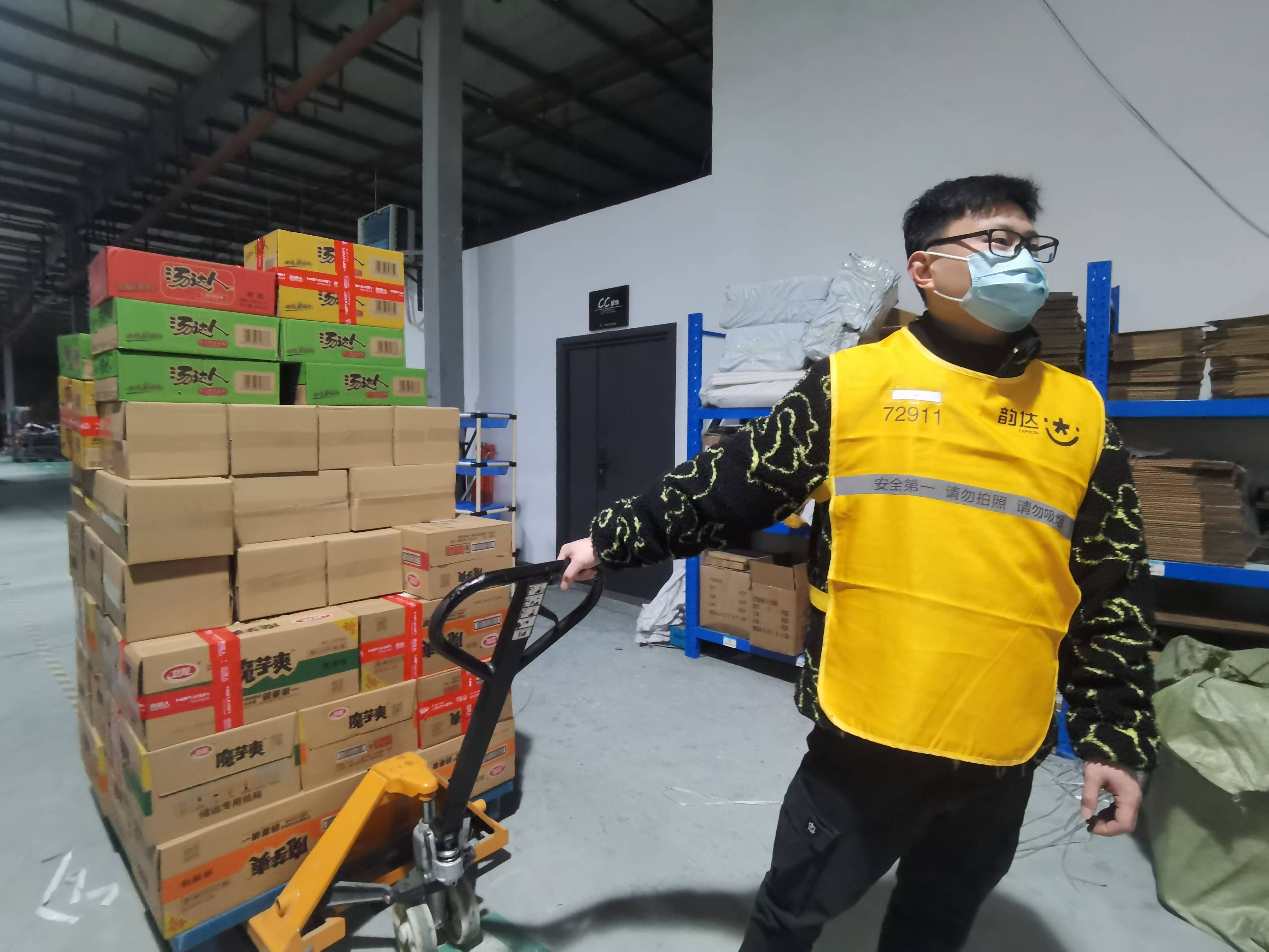 仓库直发，韵达助力毛呢大衣销往各地