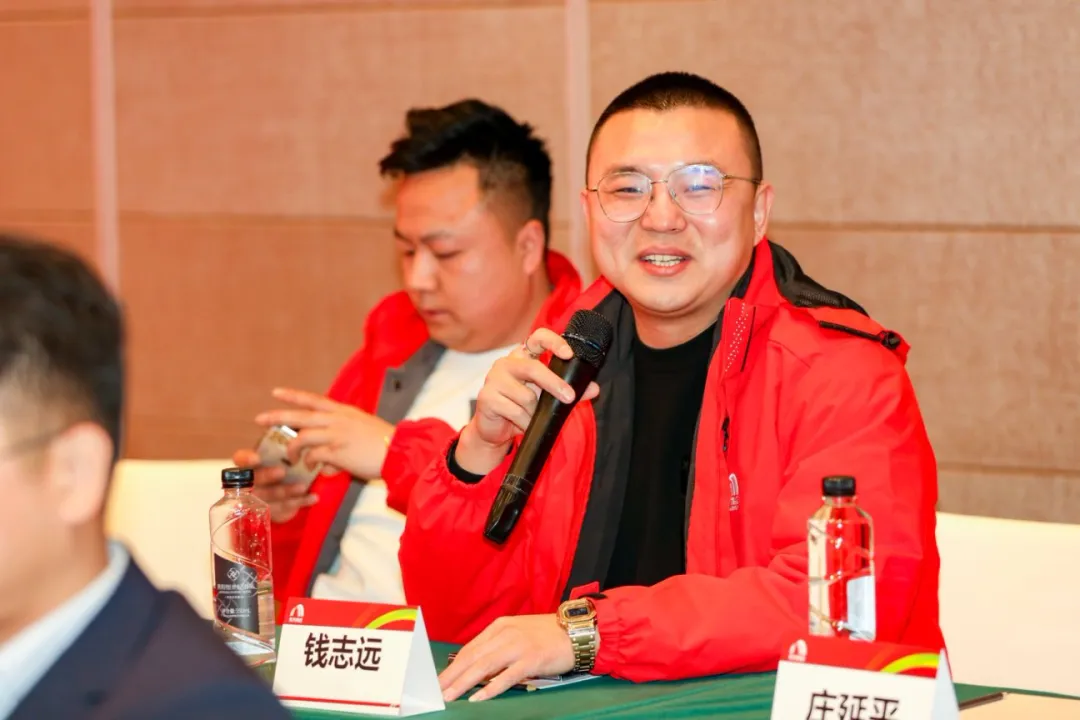 东方雨虹董事长李卫国在贵州出席合伙人座谈会