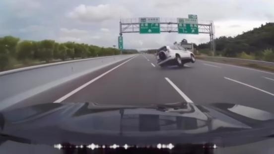 160km/h极限挑战！腾势N9鱼钩测试时速全球最高