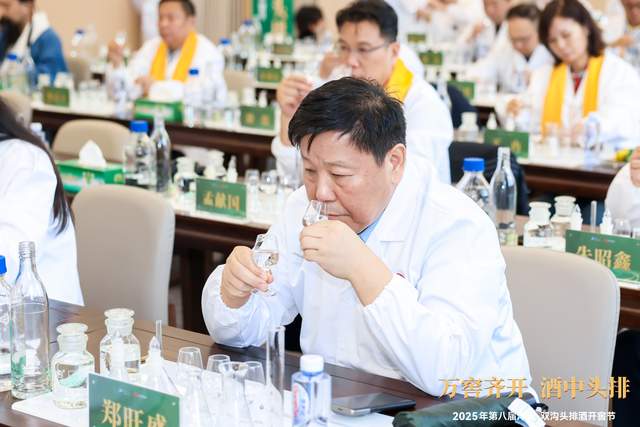 2025洋河·双沟开窖节盛大启幕！“苏轼”穿越现身吟诵《水调歌头·头排几时有》