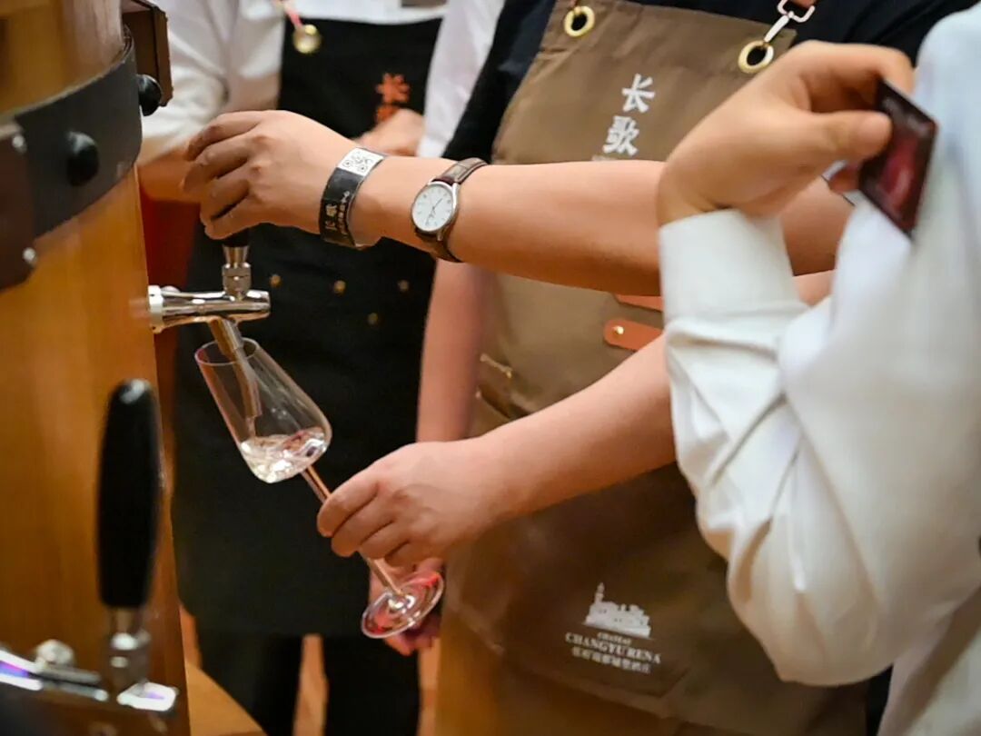 长歌AI葡萄酒体验中心开放！偏甜葡萄酒纷纷“涨停”