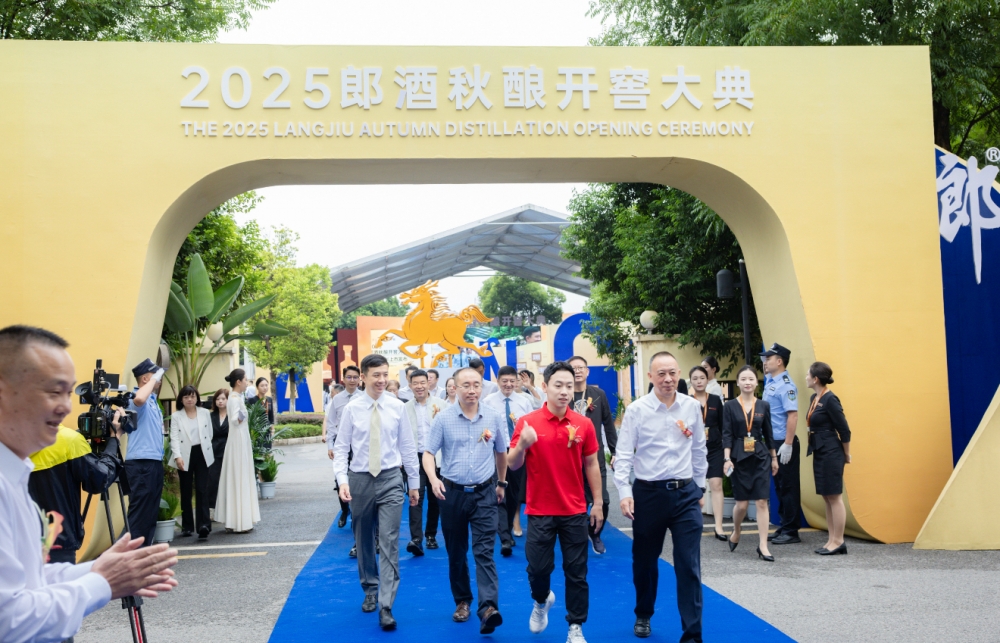 兼香赛道“群龙有首”！汪博炜发布郎酒浓酱兼香型旗舰产品龙马郎