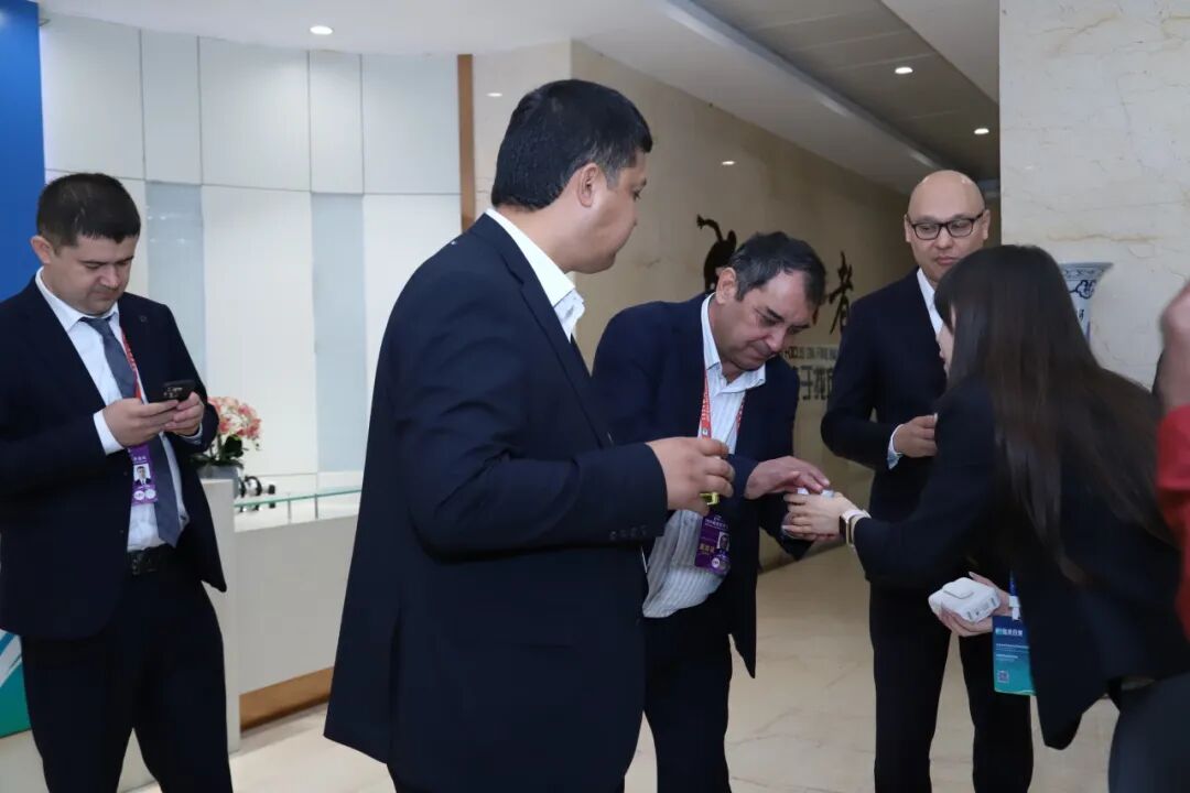 2025欧亚经济论坛中医药会议参访团走进盘龙药业：共探“一带一路”中医药合作新径