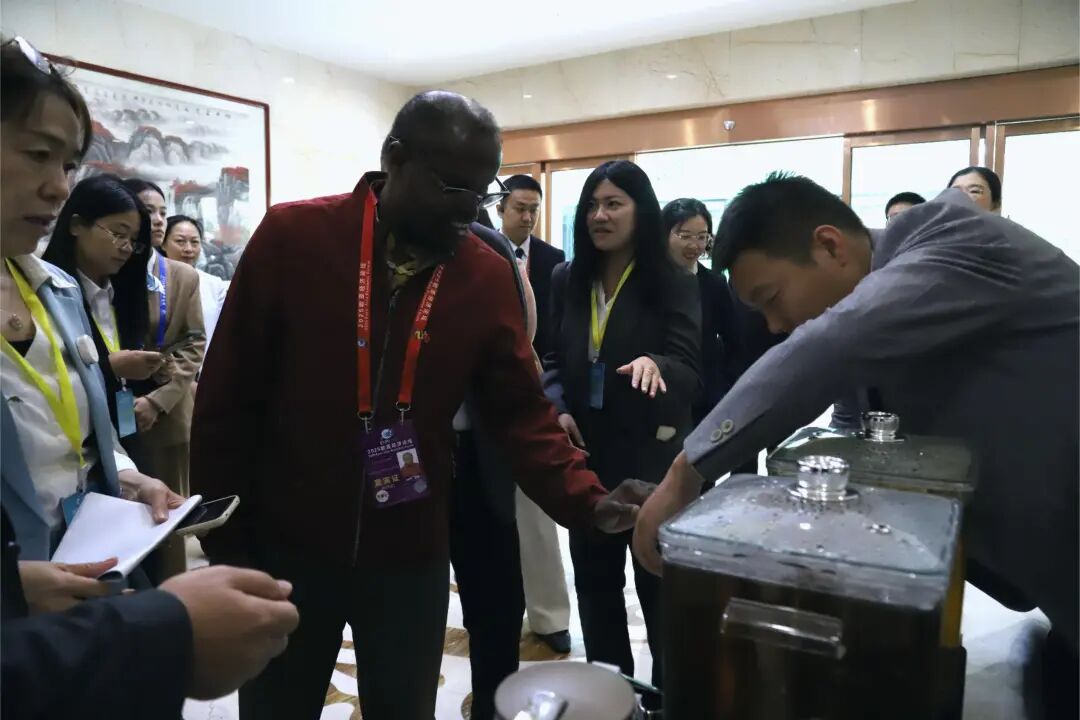 2025欧亚经济论坛中医药会议参访团走进盘龙药业：共探“一带一路”中医药合作新径