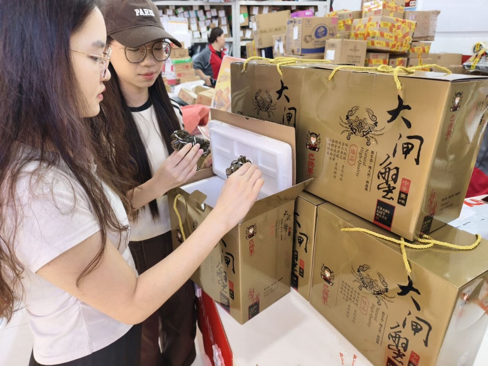 京东大闸蟹“爬上”深港消费者餐桌 四个口岸支持提货
