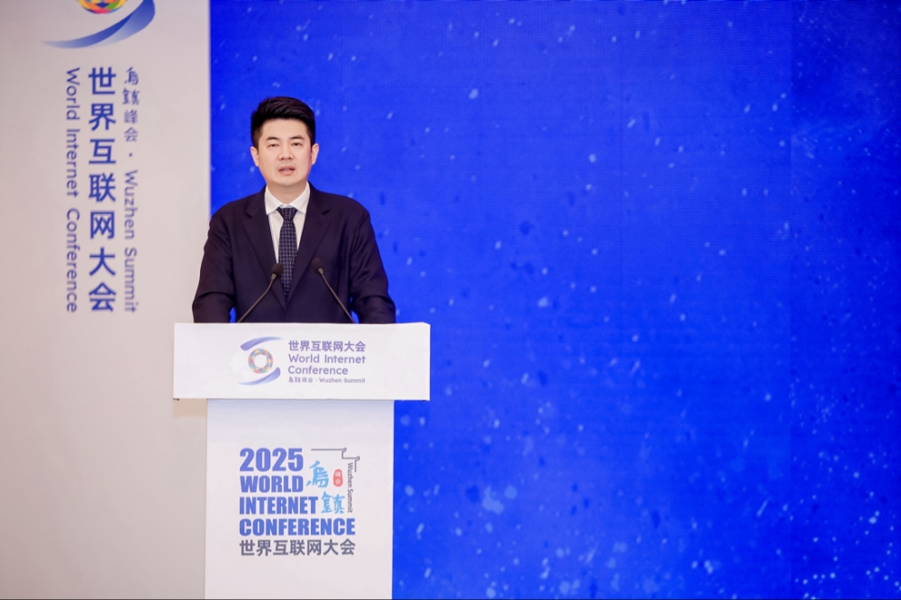 乌镇峰会|360胡振泉发布《大模型安全白皮书》,构筑全链路AI安全防护网