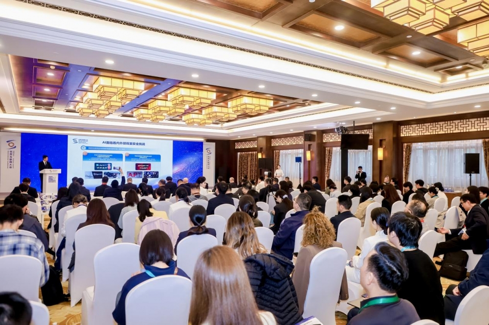 乌镇峰会,360首发《大模型安全白皮书》,拉起全链路安全防线