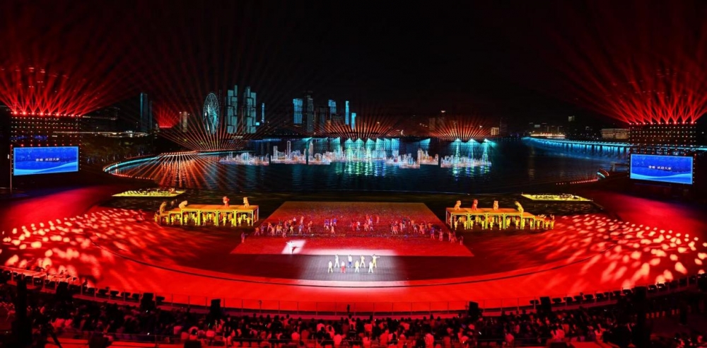 夜空中最纯正的中国红，光峰科技全彩激光探照灯首秀全运会闭幕式