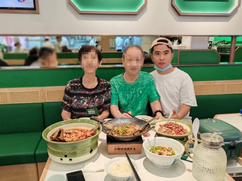 卖房时屋内发现两万多现金,贝壳链家小哥多次拾金不昧被送锦旗