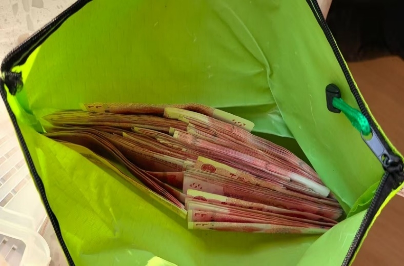 卖房时屋内发现两万多现金,贝壳链家小哥多次拾金不昧被送锦旗