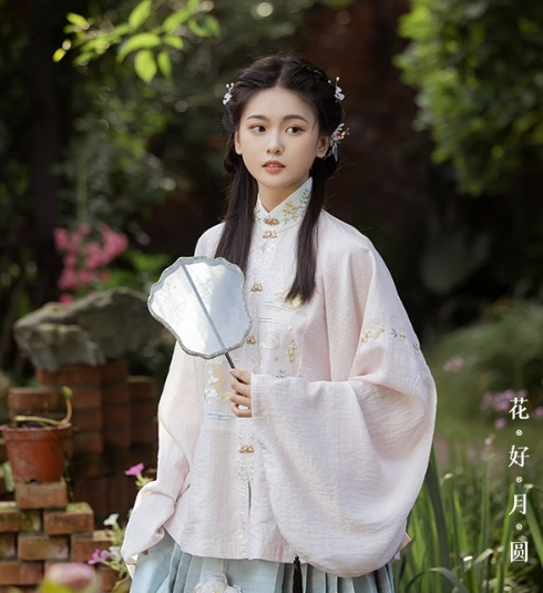 京东搜索量同比增长10 倍！今年春节年轻人都在买明制汉服