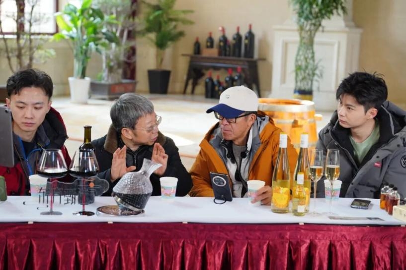 俞敏洪打卡张裕，现场“扛桶”种草了什么？