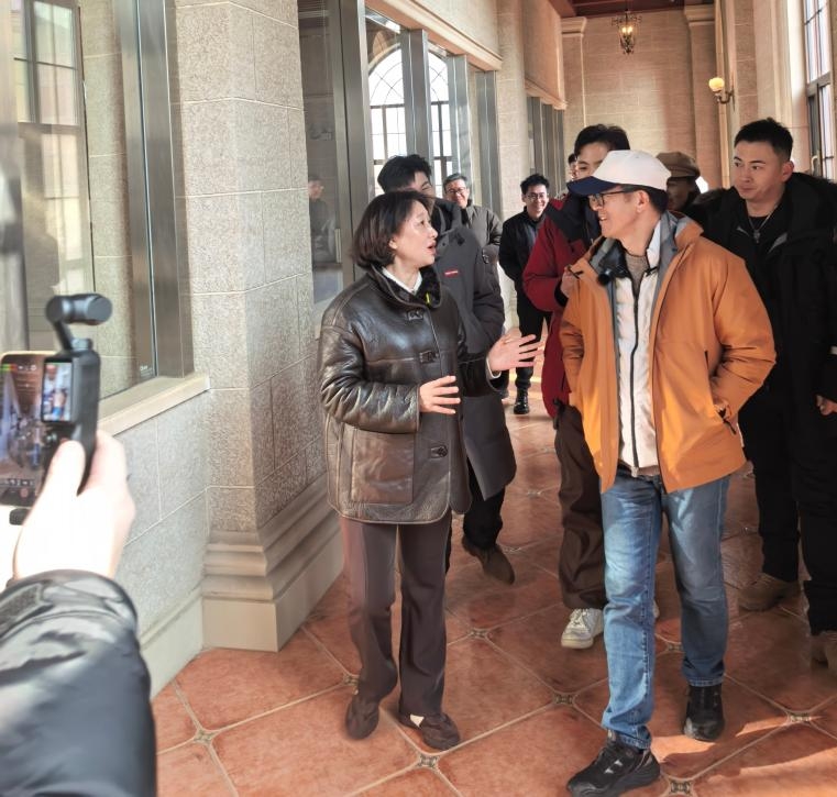 俞敏洪打卡张裕，现场“扛桶”种草了什么？