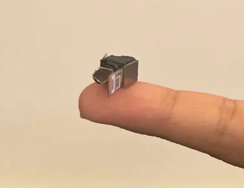 vivo停步单绿，光峰科技“蜻蜓C1”破局：AI 眼镜全彩时代加速到来