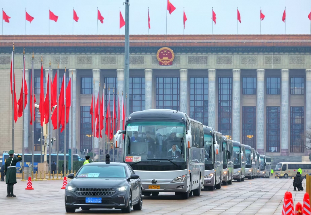 奏响“十五五”开局强音!宇通连续22年主力护航全国两会