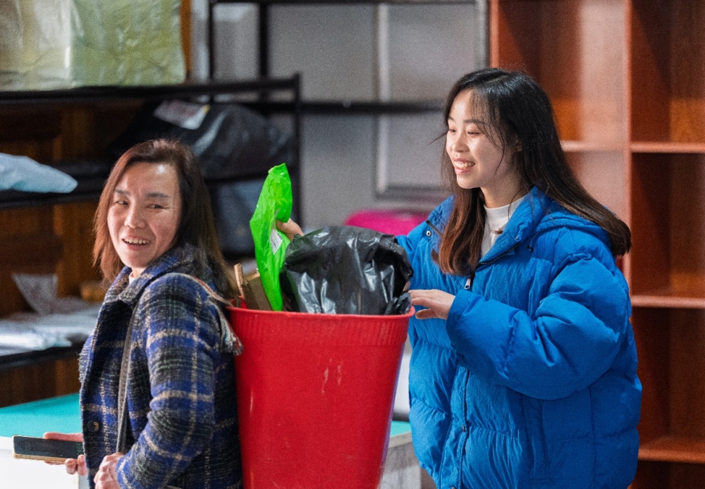 “网上买，村里取”成为现实，拼多多“免费送货入村”模式引人大代表热议