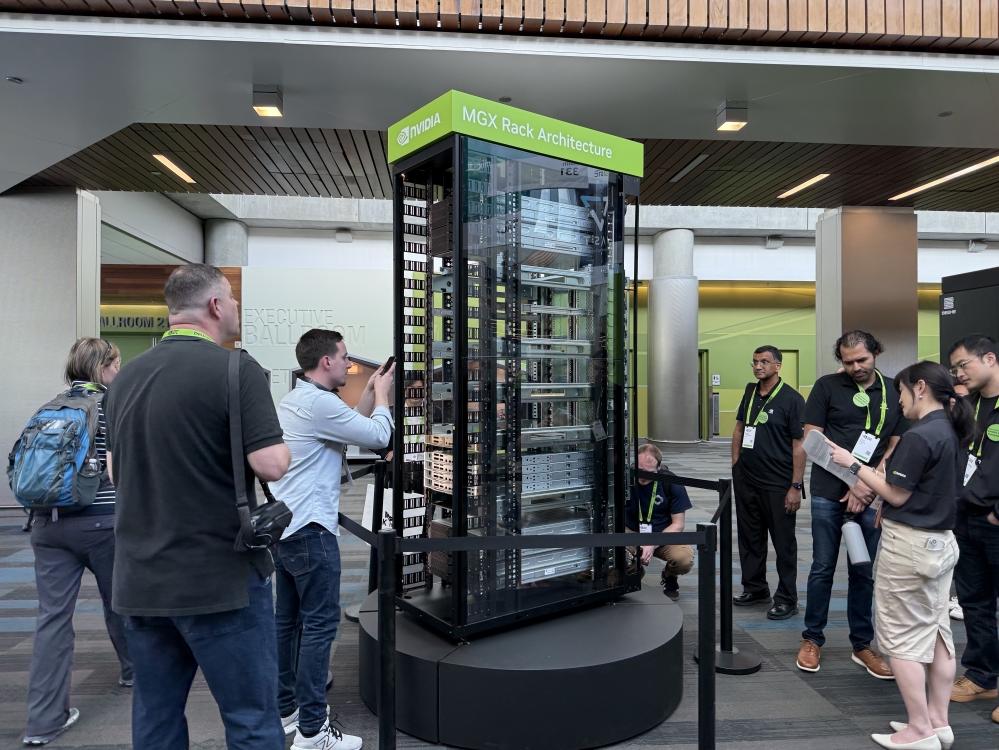 蓝思科技携手元拾科技 重磅推出全景智显 AI 机柜