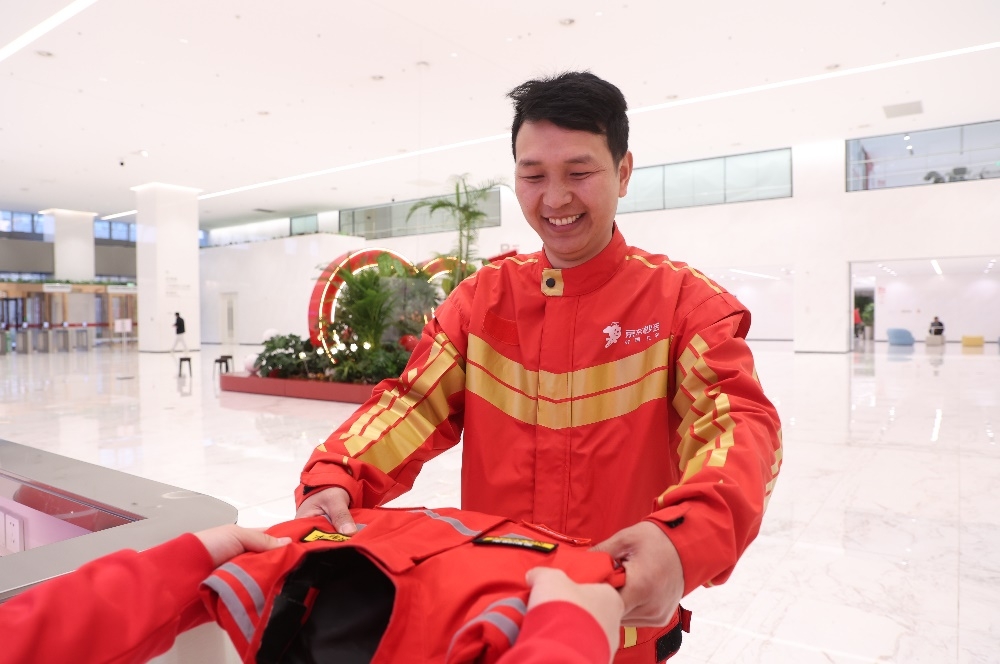 新工装来了！京东全职骑手免费领取，福利保障再升级