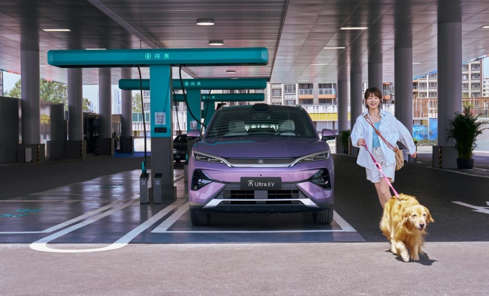 售15.19万-17.99万元,比亚迪宋Ultra EV开启B级SUV闪充时代