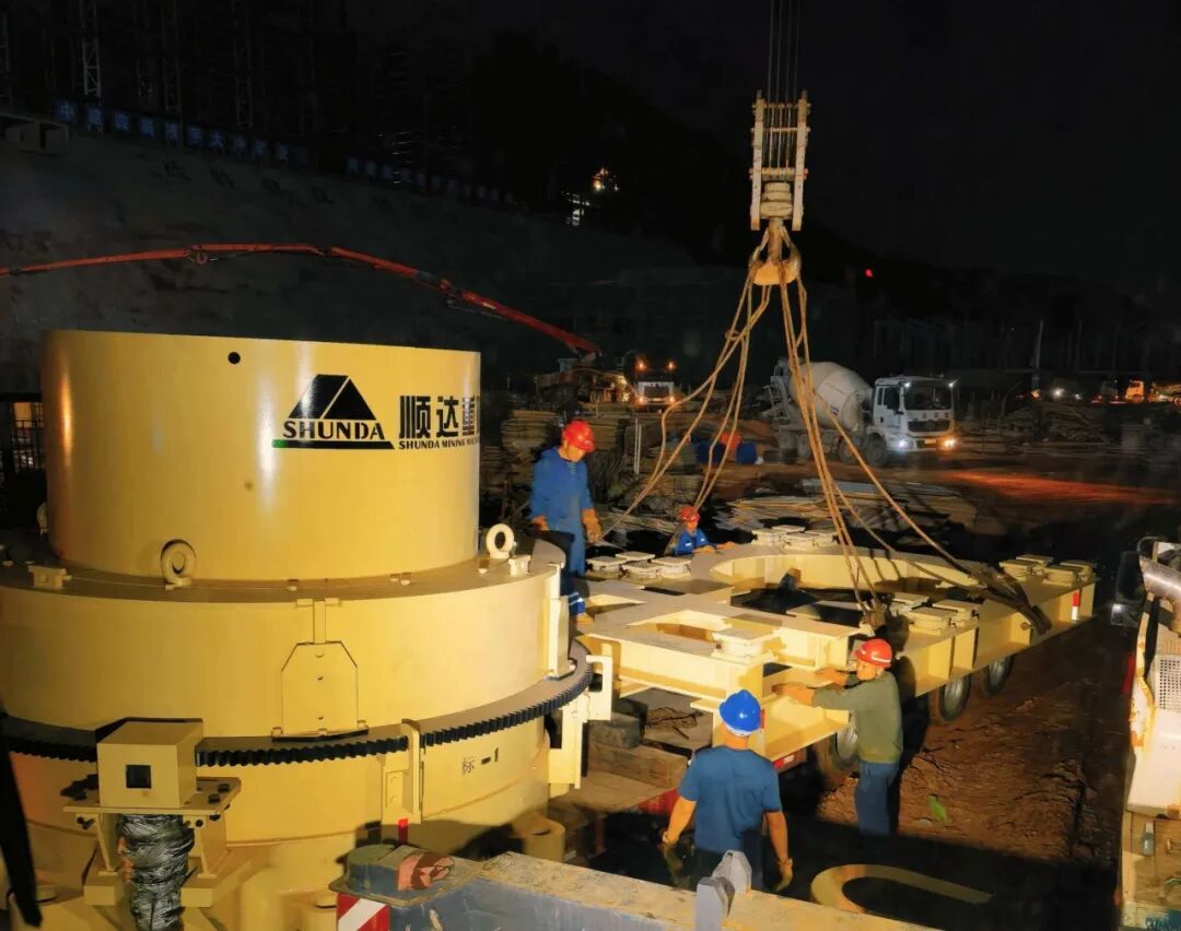 实干攻坚创佳绩，聚力奋进启新程—神家湾选厂首台圆锥破碎机顺利安装就位
