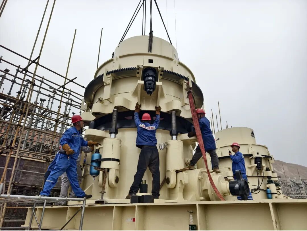 实干攻坚创佳绩，聚力奋进启新程—神家湾选厂首台圆锥破碎机顺利安装就位