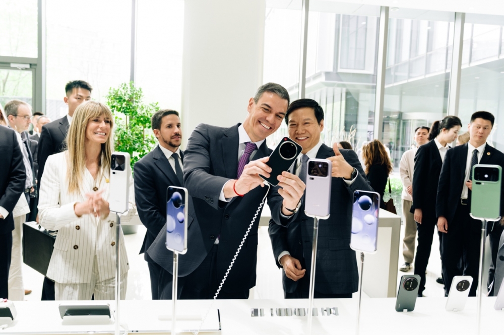 西班牙首相桑切斯到访小米科技园，体验小米新SU7、YU7等产品