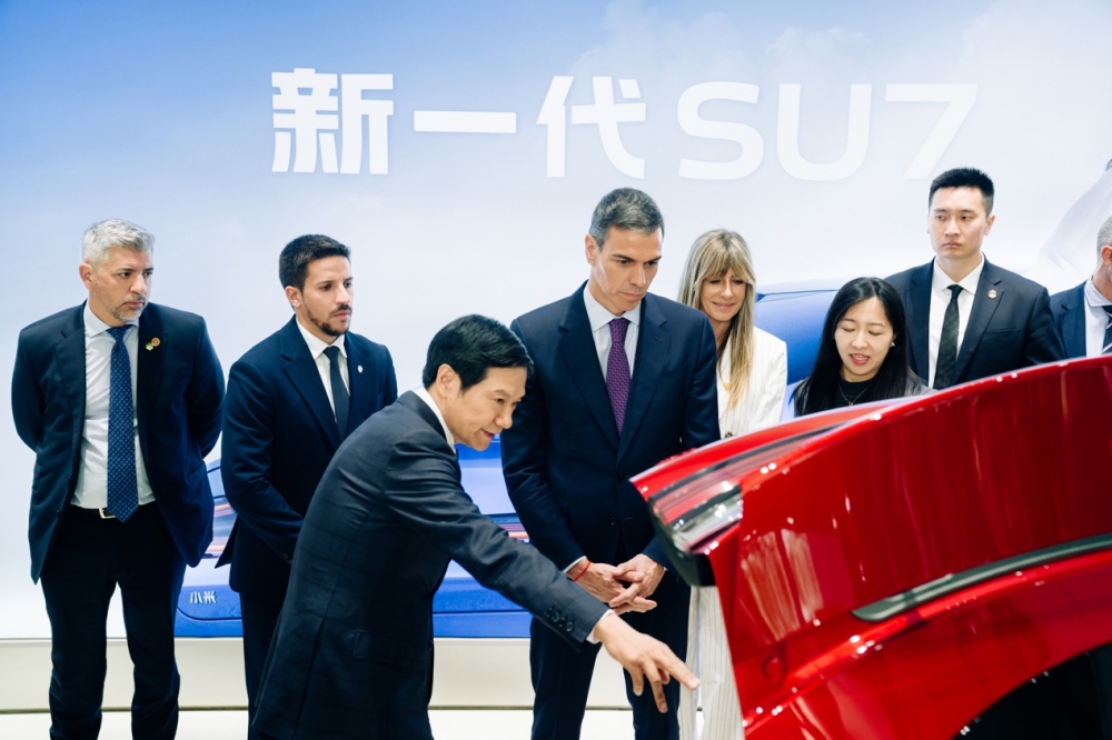 西班牙首相桑切斯到访小米科技园，体验小米新SU7、YU7等产品