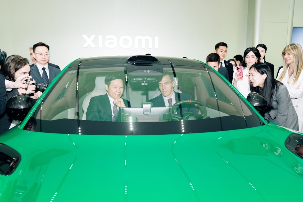 西班牙首相桑切斯到访小米科技园，体验小米新SU7、YU7等产品