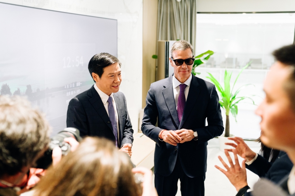 西班牙首相桑切斯到访小米科技园，体验小米新SU7、YU7等产品