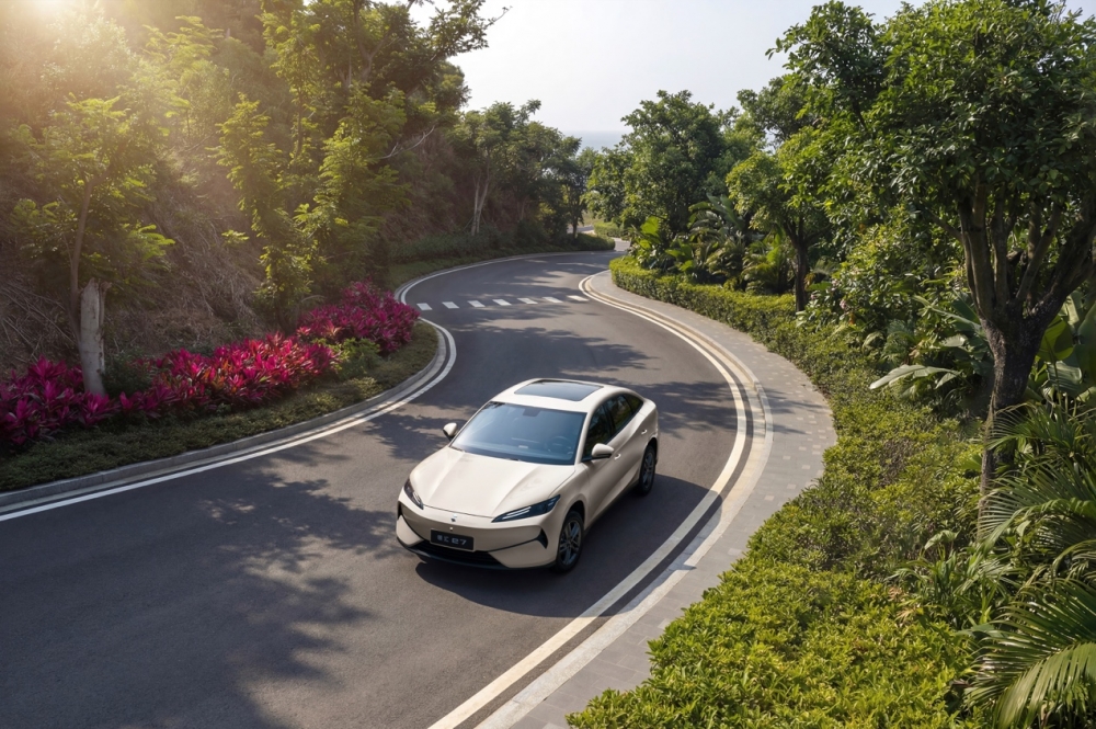 技术不妥协 价格更亲民，领汇汽车首款闪充车型e7来了