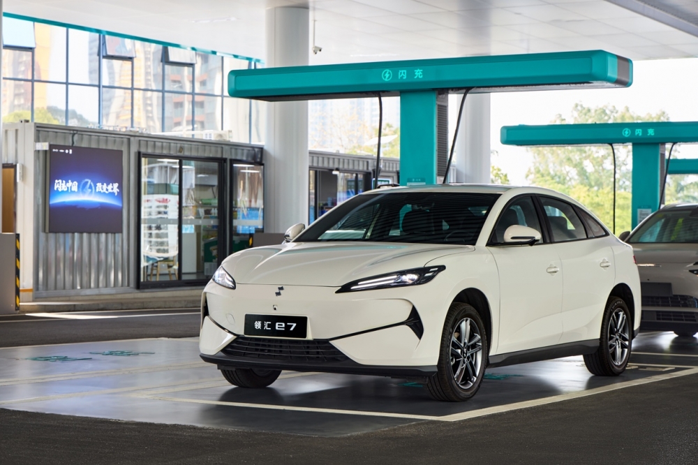 技术不妥协 价格更亲民，领汇汽车首款闪充车型e7来了