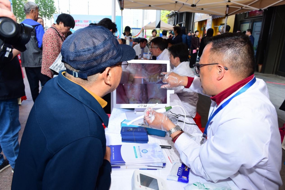 四月春风里，健康送到家——“健康加 守护家”活动走进郑州守护社区健康防线